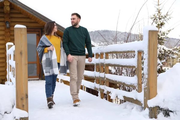 Casal Encantador Andando Juntos Dia Nevado Férias Inverno — Fotografia de Stock