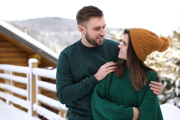 Casal Encantador Passar Tempo Juntos Dia Nevado Férias Inverno — Fotografia de Stock