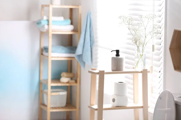 Seifenspender Und Toilettenpapier Auf Holzständer Badezimmer — Stockfoto