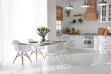 Yeni moda mobilyalarla dolu güzel bir mutfak.