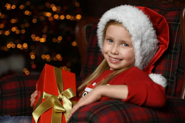 Criança Bonito Com Presente Natal Sentado Poltrona Casa — Fotografia de Stock