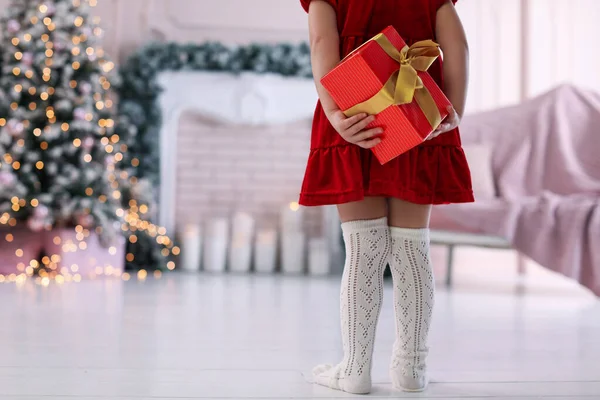 Cute Little Dziecko Ukrywając Prezent Świąteczny Jej Plecami Domu Miejsce — Zdjęcie stockowe