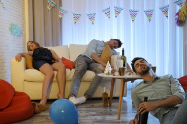 Sarhoş arkadaşlar partiden sonra dağınık odada uyuyor