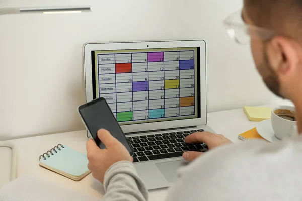 Νεαρός Που Χρησιμοποιεί Εφαρμογή Ημερολογίου Φορητό Υπολογιστή Στο Γραφείο Κοντινό — Φωτογραφία Αρχείου