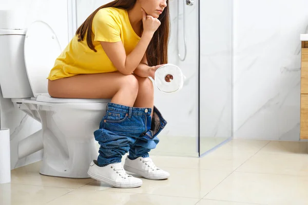 Femme Avec Rouleau Papier Assis Sur Bol Toilette Dans Salle — Photo