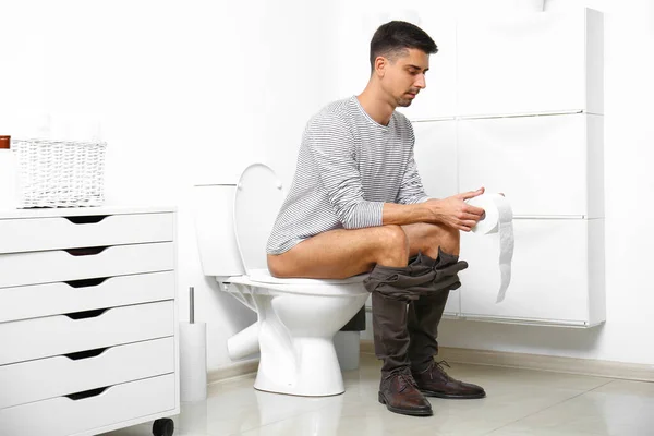 Hombre Con Rollo Papel Sentado Inodoro Baño — Foto de Stock