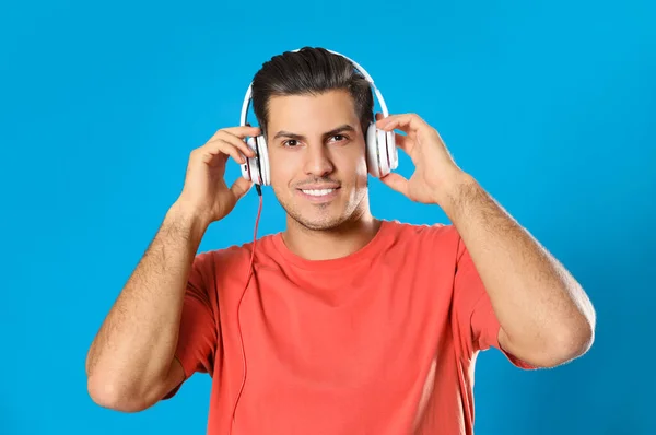Homme Écoutant Livre Audio Sur Fond Bleu Clair — Photo