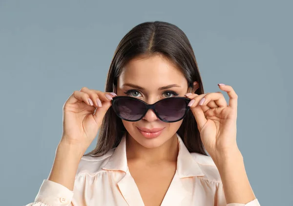 Hermosa Joven Con Gafas Sol Sobre Fondo Gris — Foto de Stock