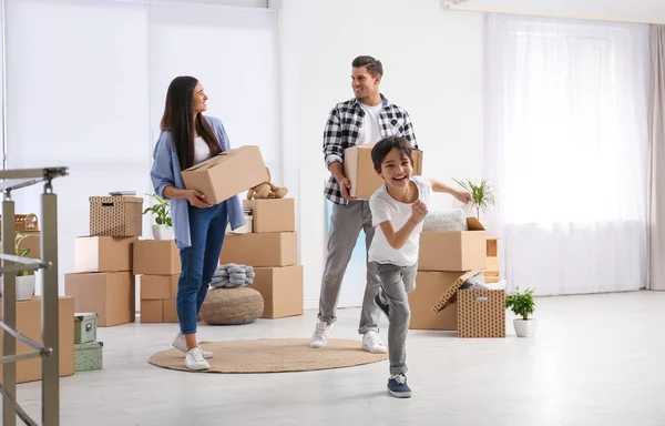 Glückliche Familie Zimmer Mit Kartons Umzugstag — Stockfoto