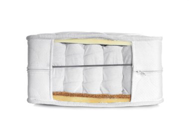 Beyaz üzerinde izole edilmiş modern ortopedik yatak örneği