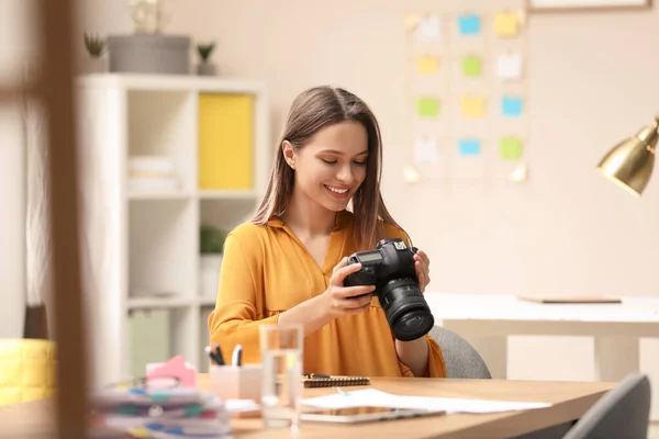 Jovem Jornalista Com Câmera Mesa Escritório — Fotografia de Stock