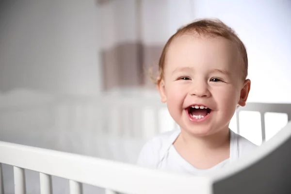 Bambino Carino Culla Casa Spazio Testo Orario Della Nanna — Foto Stock