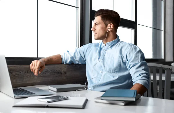 Hombre Escuchando Audiolibro Mesa Cafetería — Foto de Stock