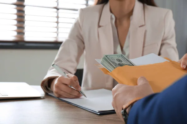 Man Geeft Steekpenningen Aan Vrouw Aan Tafel Close — Stockfoto