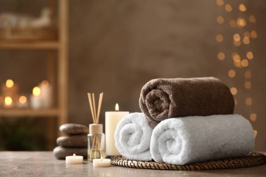 Gri mermer masadaki spa taşlarıyla güzel bir kompozisyon.