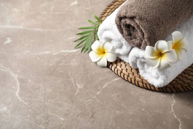 Güzel bir spa kompozisyonu. Gri mermer masa üzerinde çiçek var. Metin için boşluk