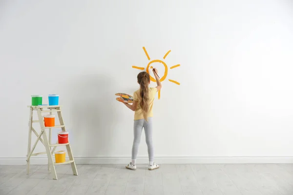 Küçük Çocuk Beyaz Duvarlara Güneş Çiziyor — Stok fotoğraf