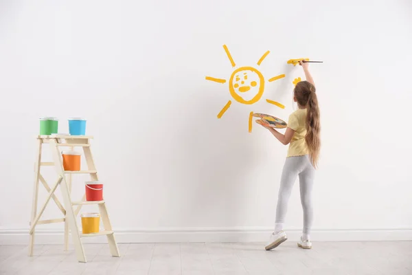 Petit Enfant Peignant Soleil Sur Mur Blanc Intérieur — Photo