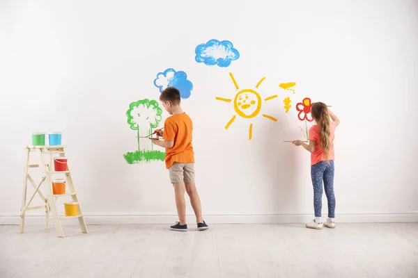 Маленькие Дети Рисуют Белой Стене Помещении — стоковое фото