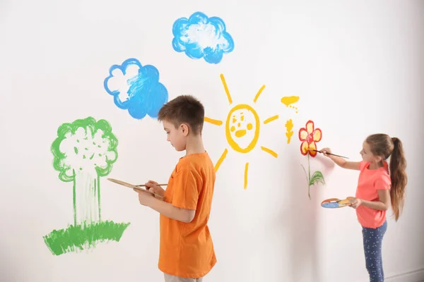 Kleine Kinderen Schilderen Witte Muur Binnen — Stockfoto