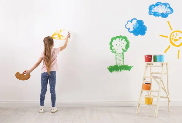 Malowanie Małych Dzieci Białej Ścianie Pomieszczeniach — Zdjęcie stockowe