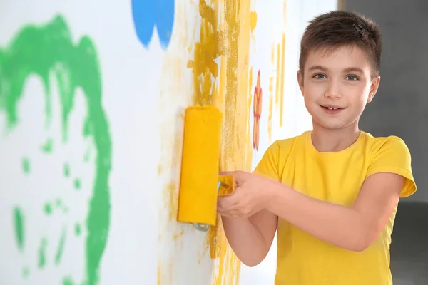 Liten Barnmålning Vägg Med Roller Borste Inomhus — Stockfoto
