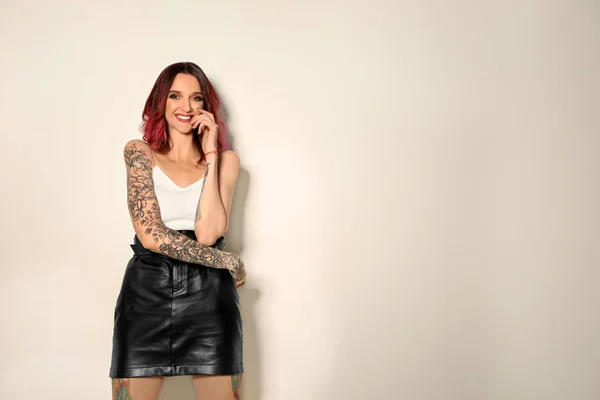 Vacker Kvinna Med Tatueringar Kroppen Mot Ljus Bakgrund Plats För — Stockfoto