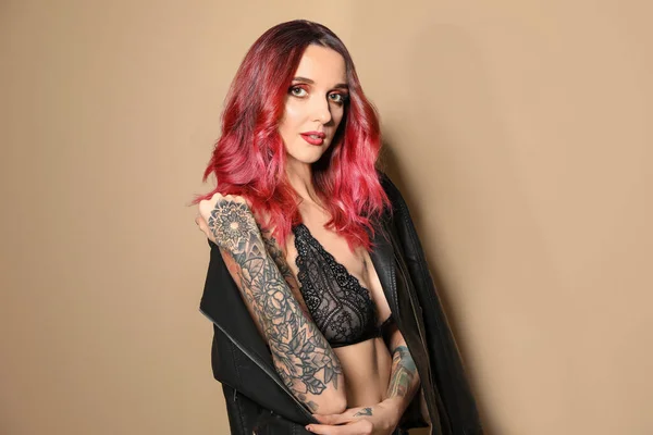 Bella Donna Con Tatuaggi Sulle Braccia Contro Sfondo Beige — Foto Stock