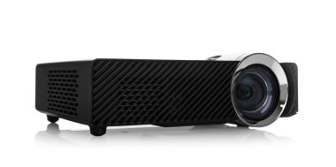 Modern dijital video projektörü beyaza izole edildi