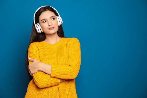 Νεαρή Γυναίκα Ακούει Audiobook Μπλε Φόντο Χώρος Για Κείμενο — Φωτογραφία Αρχείου