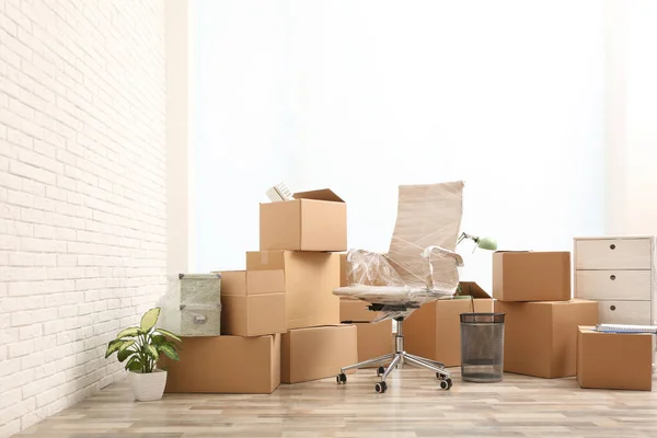 Cajas Móviles Cosas Cerca Pared Ladrillo Blanco Habitación — Foto de Stock