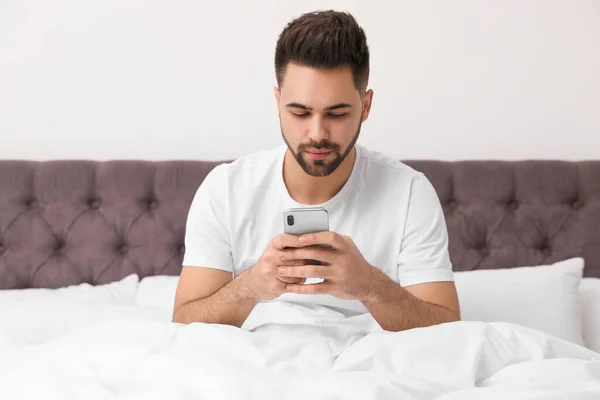 Junger Mann Süchtig Nach Smartphone Heimischen Bett — Stockfoto