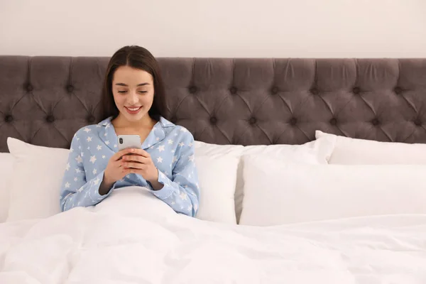 Einsame Junge Frau Mit Smartphone Leeren Bett Hause — Stockfoto
