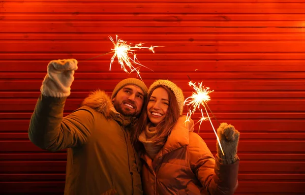 Szczęśliwa Para Spędza Czas Jarmarku Świątecznym — Zdjęcie stockowe