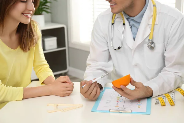 Nutricionista Consulta Paciente Mesa Clínica Close — Fotografia de Stock