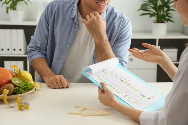 Young Nutritionist Consulting Patient Table Clinic Closeup — Stock Photo, Image