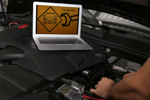 Mechanica Met Laptop Doet Auto Kenmerkend Bij Auto Reparatiewerkplaats Close — Stockfoto