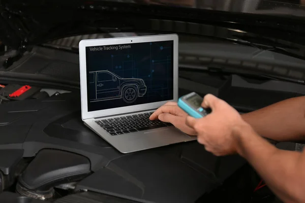 Mechanica Met Laptop Doet Auto Kenmerkend Bij Auto Reparatiewerkplaats Close — Stockfoto