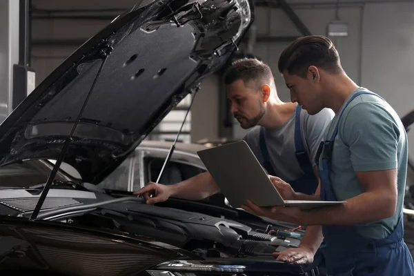 Mecânica Com Laptop Fazendo Diagnóstico Carro Oficina Reparação Automóveis — Fotografia de Stock