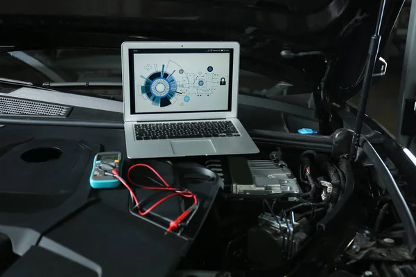 Otomatik motorda diyagramı olan dizüstü bilgisayar. Modern araba teşhisi