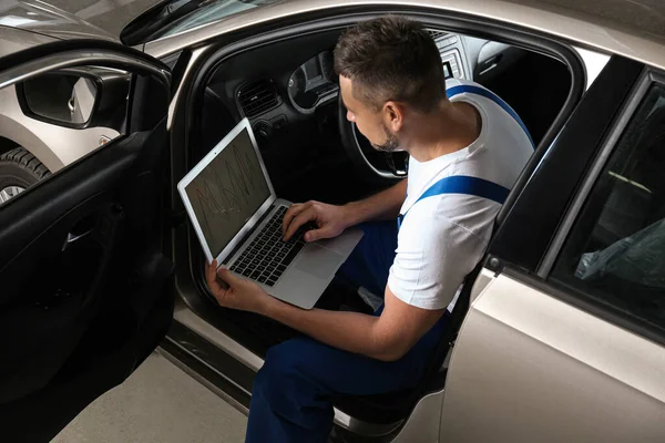 Mechanic Laptop Doing Car Diagnostic Automobile Repair Shop — Stok fotoğraf