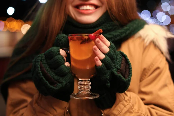 Kobieta Smacznym Grzanym Winem Targach Zimowych Zbliżenie — Zdjęcie stockowe