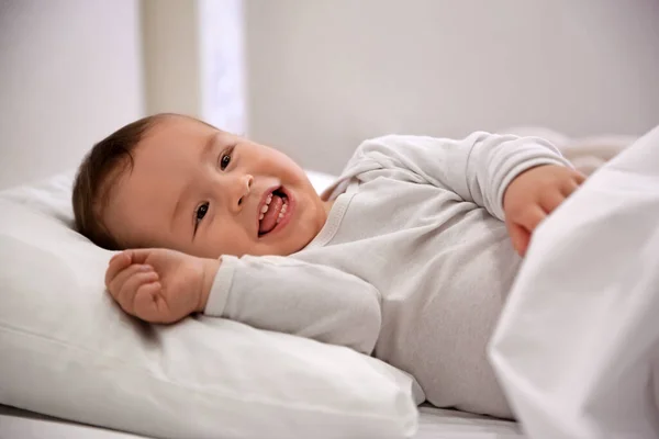 Leuke Kleine Baby Liggend Comfortabele Wieg Bedtijd — Stockfoto