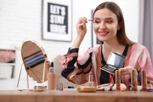 Young Beauty Blogger Applying Eyeshadow Home — Stock Photo, Image