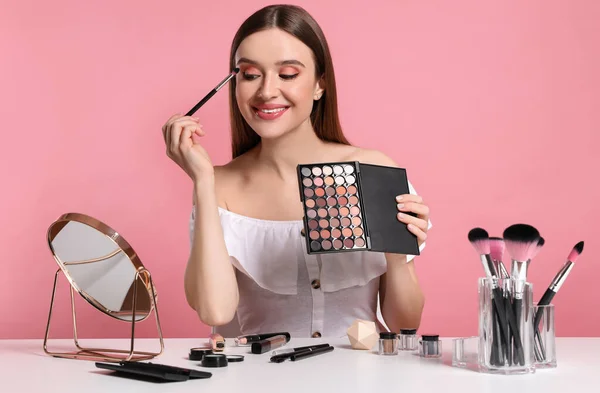 Beauty Blogger Použití Oční Stíny Růžovém Pozadí — Stock fotografie