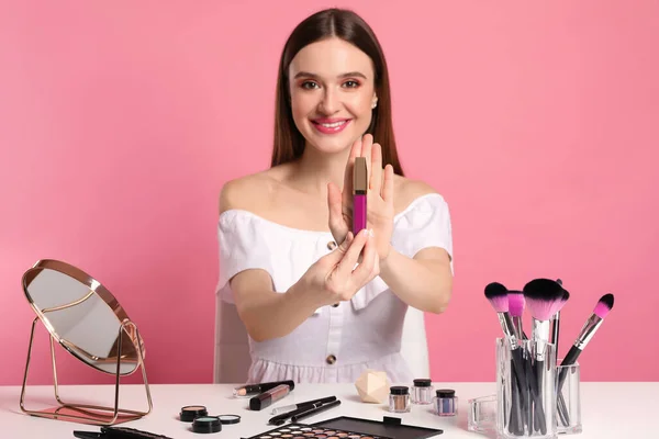 Beauty Blogger Ukazující Lesk Rtů Růžovém Pozadí — Stock fotografie