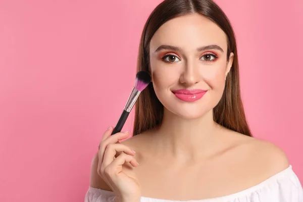 Beauty Blogger Doing Makeup Pink Background — Stock Photo, Image