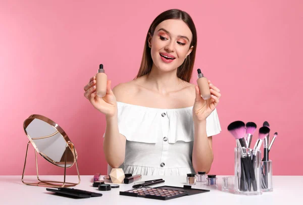 Beauty Blogger Showing Bottles Foundation Pink Background — Stock Photo, Image