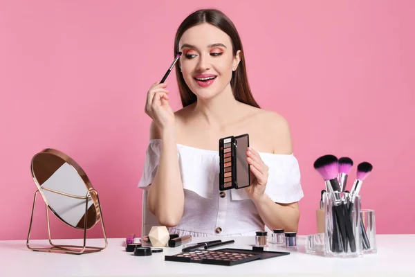 Beauty Blogger Applying Eyeshadow Pink Background — Stock Photo, Image
