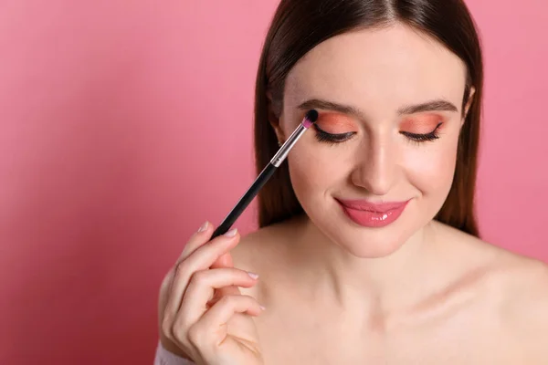 Beauty Blogger Applying Eyeshadow Pink Background Closeup — Stock Photo, Image